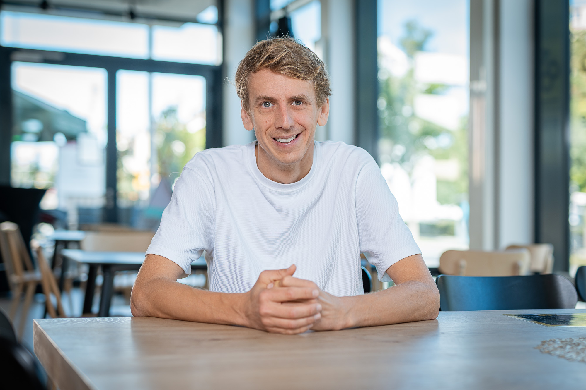 Robin Frieß im Café / Coworking-Space
