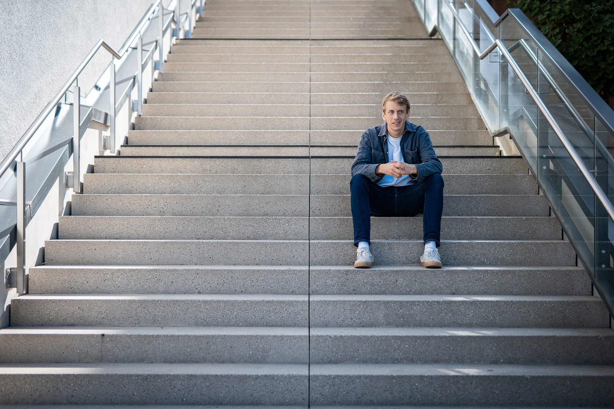 Person geht eine Treppe hinauf